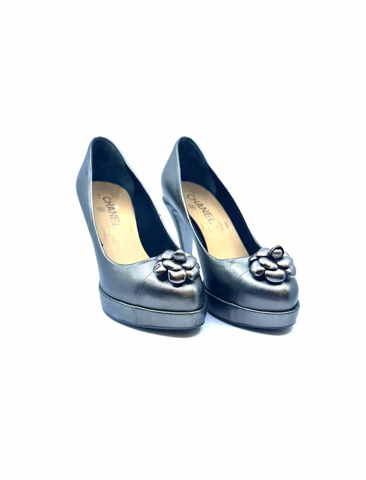 CHANEL Size 8.5 Silver Metallic Leather Pumps