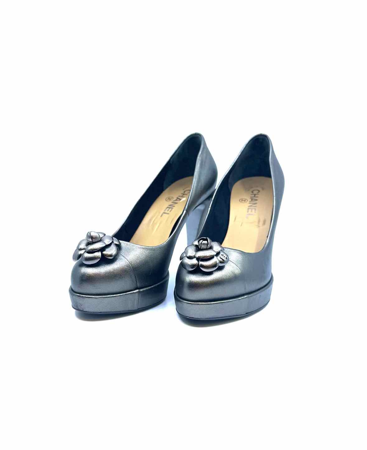 CHANEL Size 8.5 Silver Metallic Leather Pumps