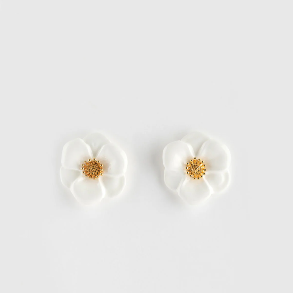 Nach Big White Flower Stud Earrings