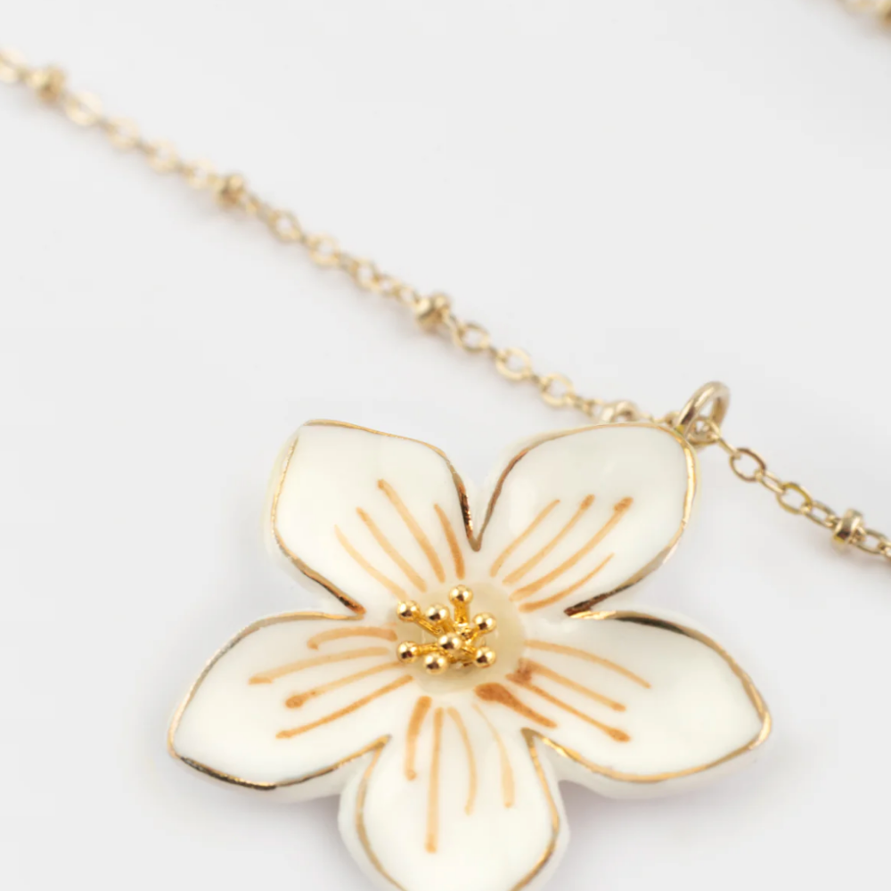 Nach White Flower Necklace