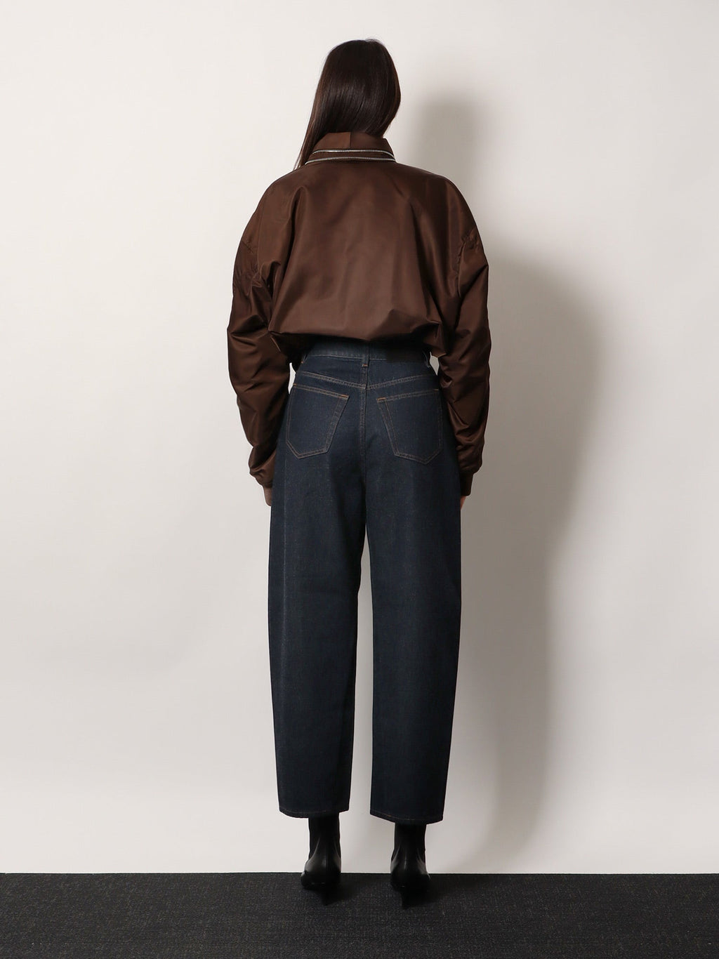Twisted dark blue denim jeans