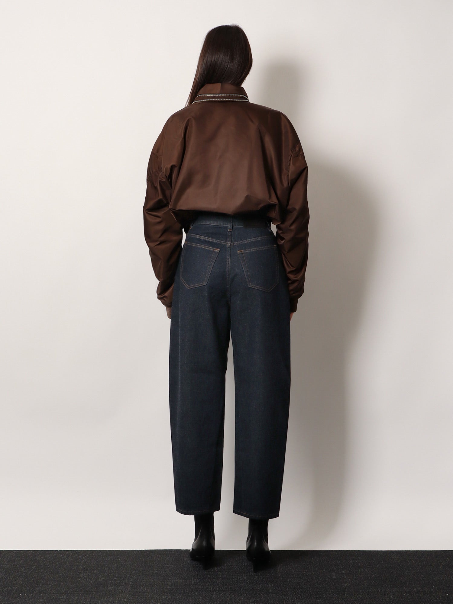Twisted dark blue denim jeans