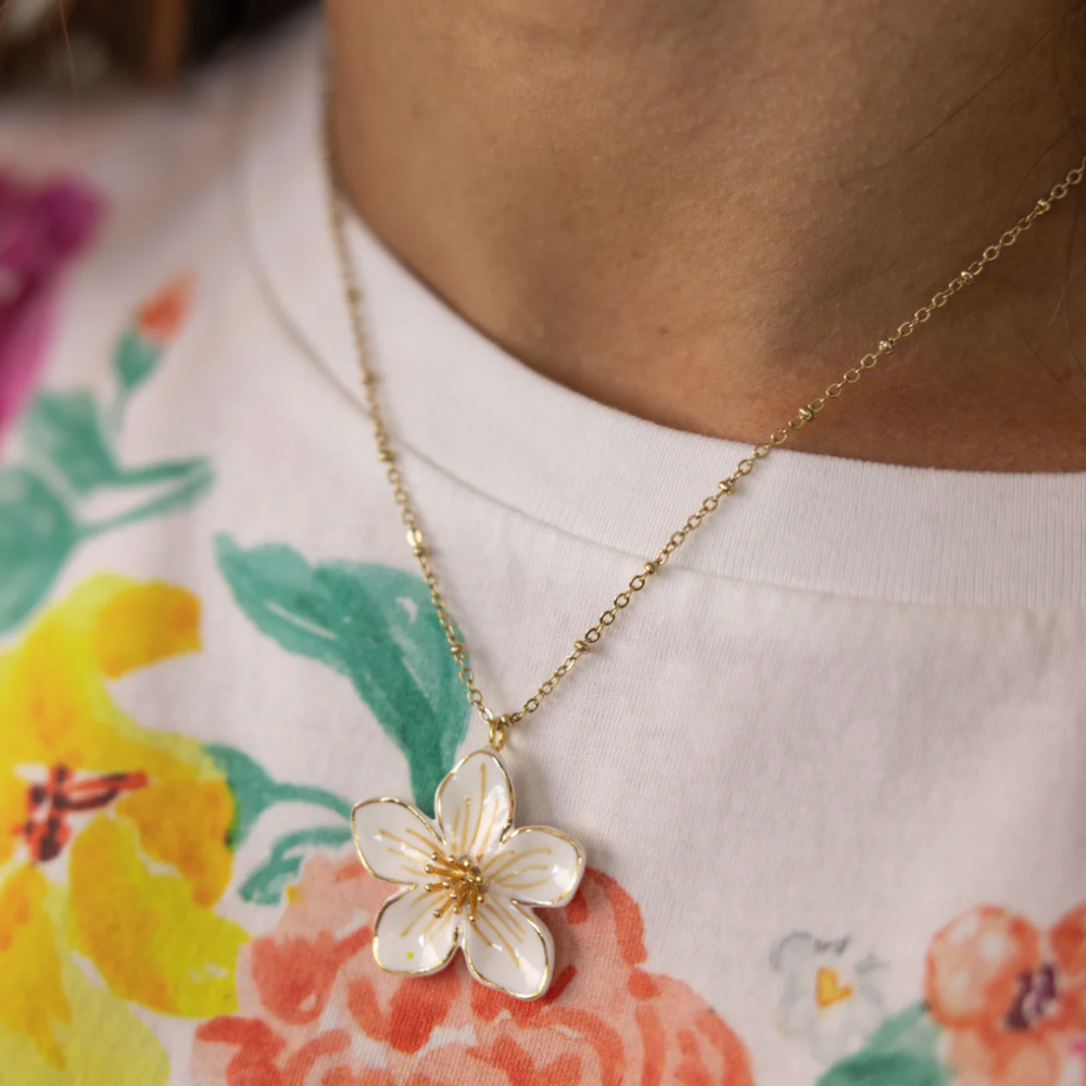 Nach White Flower Necklace