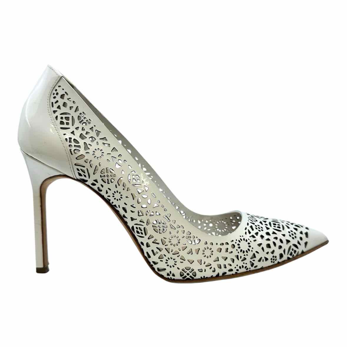 MANOLO BLAHNIK Size 7 White Patent Leather Eyelet Pumps