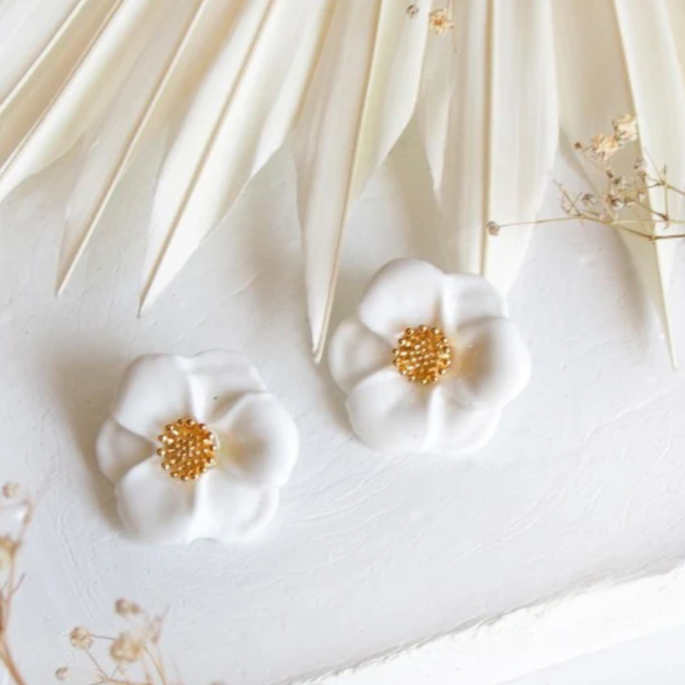 Nach Big White Flower Stud Earrings