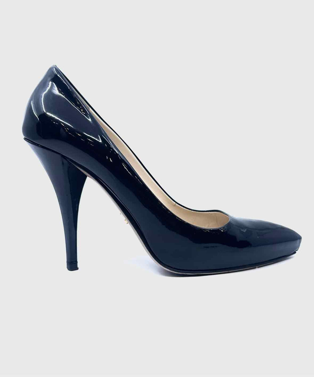 PRADA Size 6 Black Patent Leather Pumps