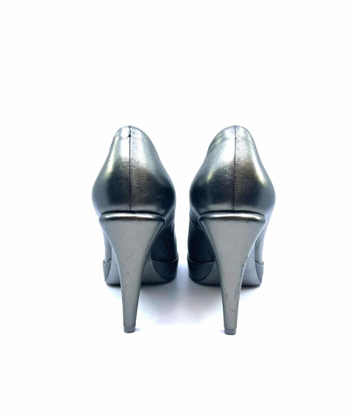 CHANEL Size 8.5 Silver Metallic Leather Pumps