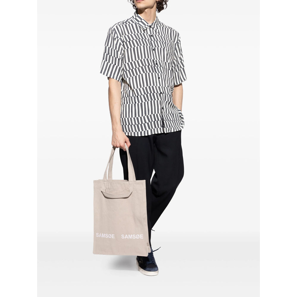 Discreet Lace-up Sneaker