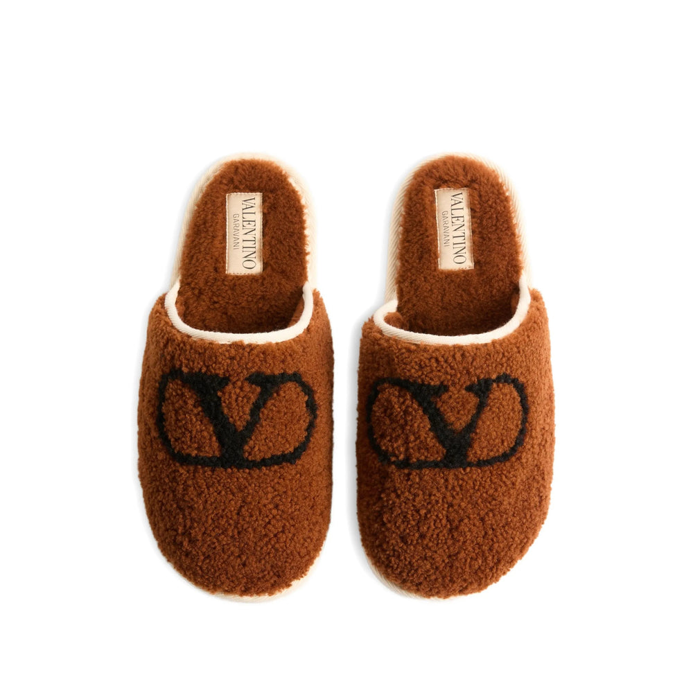 Wool-textured Vlogo Slides