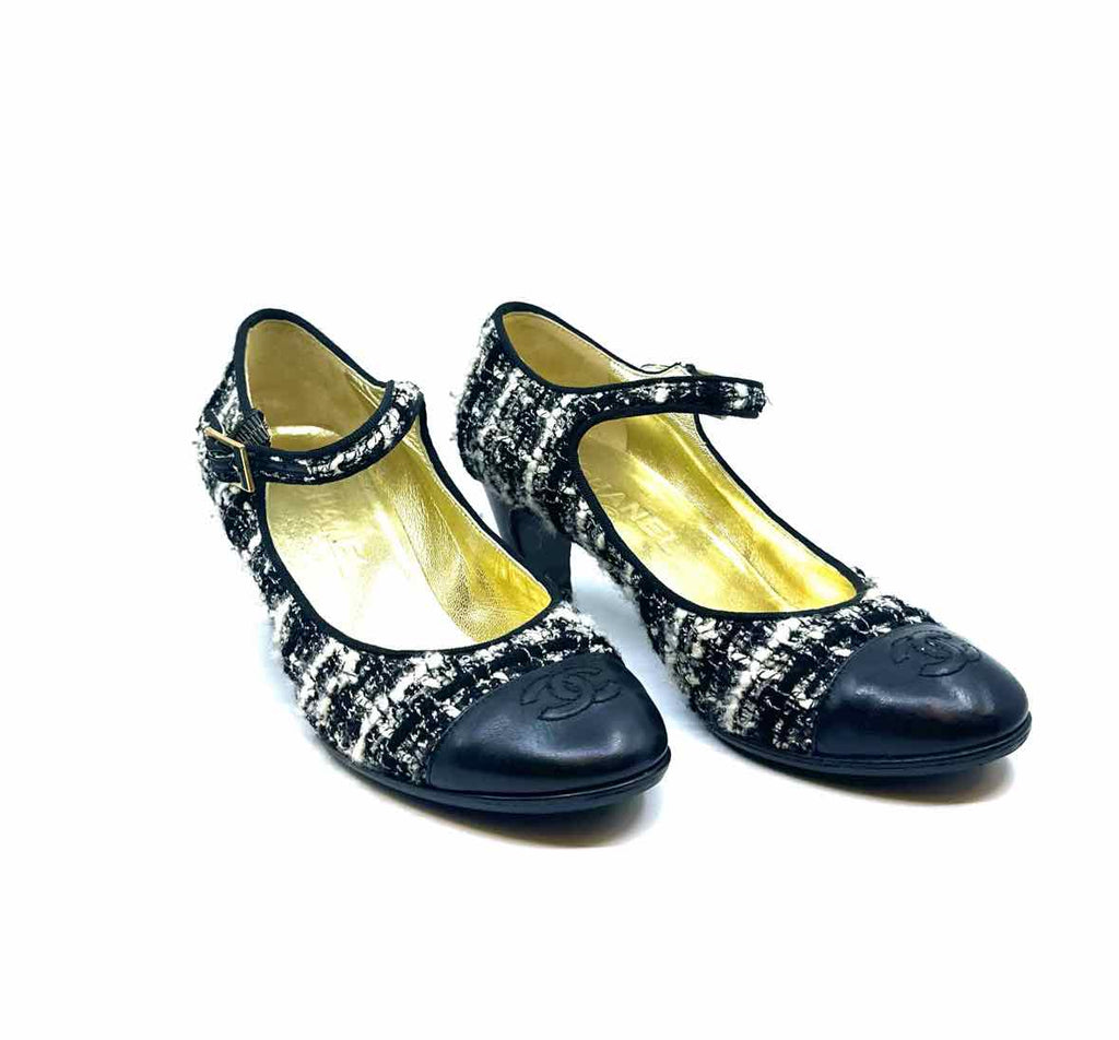 CHANEL Size 6.5 black, white Tweed Tweed Pumps