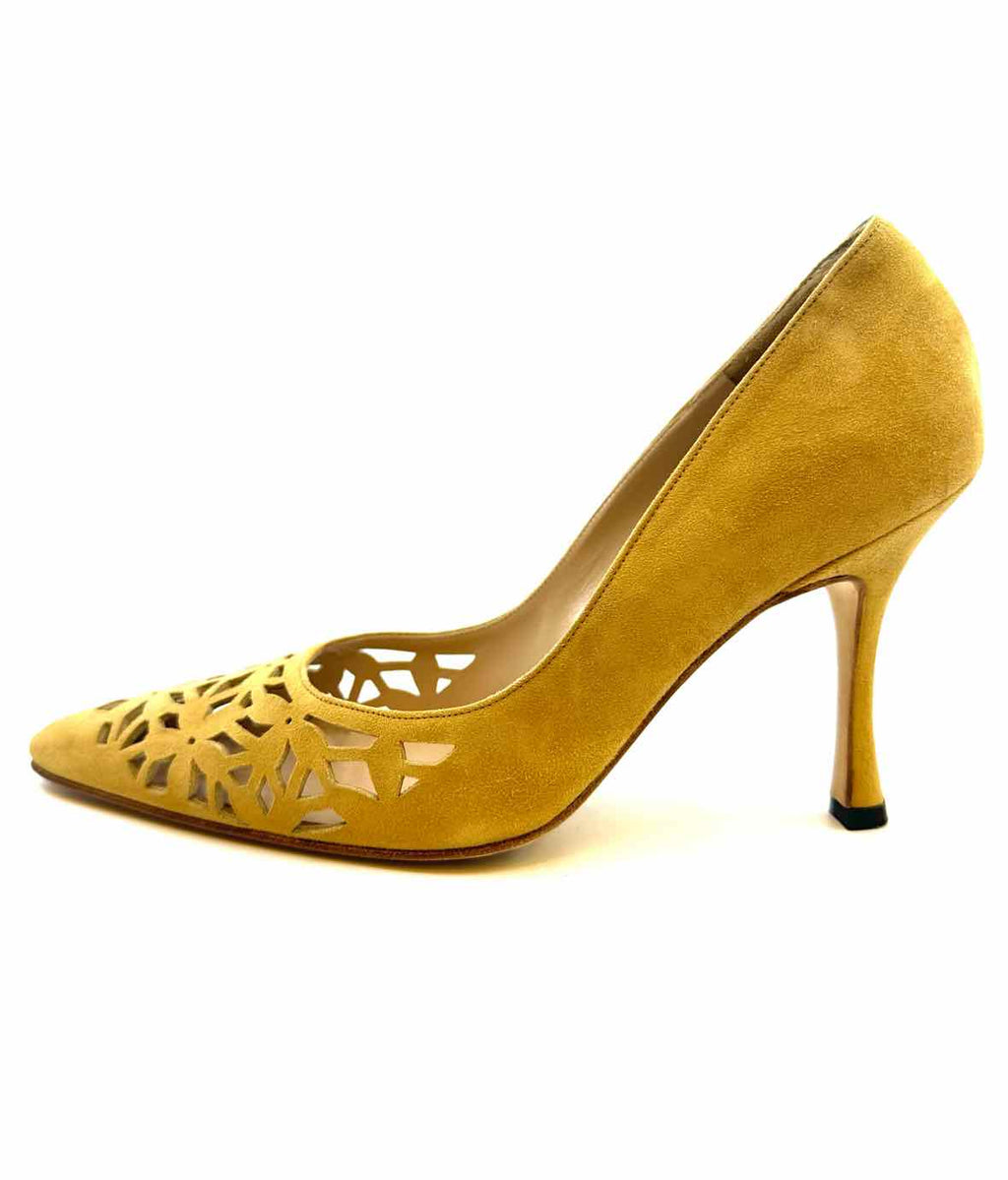 MANOLO BLAHNIK Size 6 Beige Suede Pumps