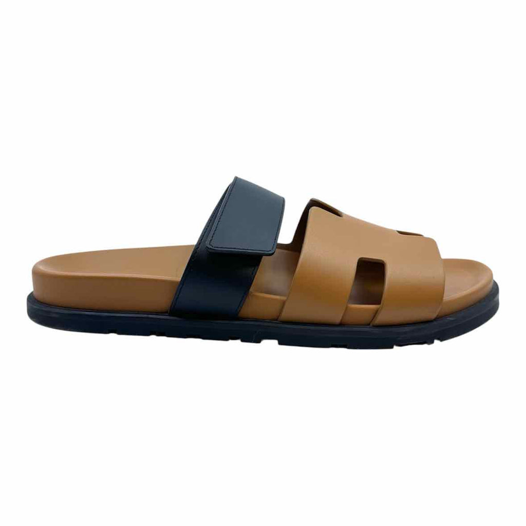 HERMES chypre Size 9 Camel, Black Leather Solid Sandals