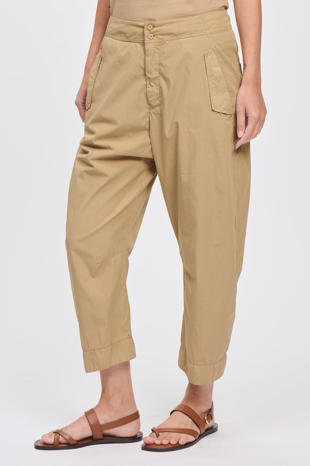 Transit Comfort fit trousers in light cotton with patch pockets on the back