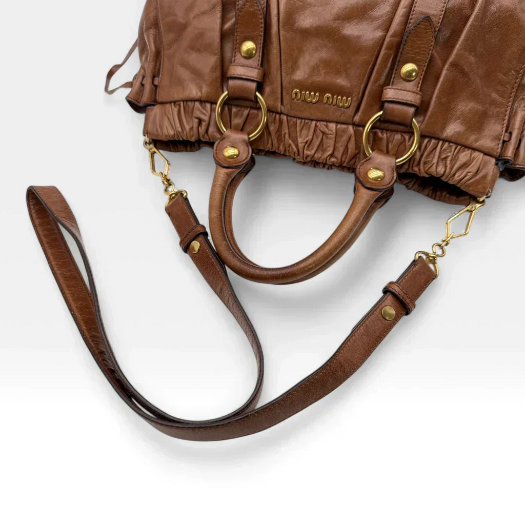 🔥 Pre-owned Miu Miu handbag Vitello Lux with shoulder strap made of dark brown leather 🔥