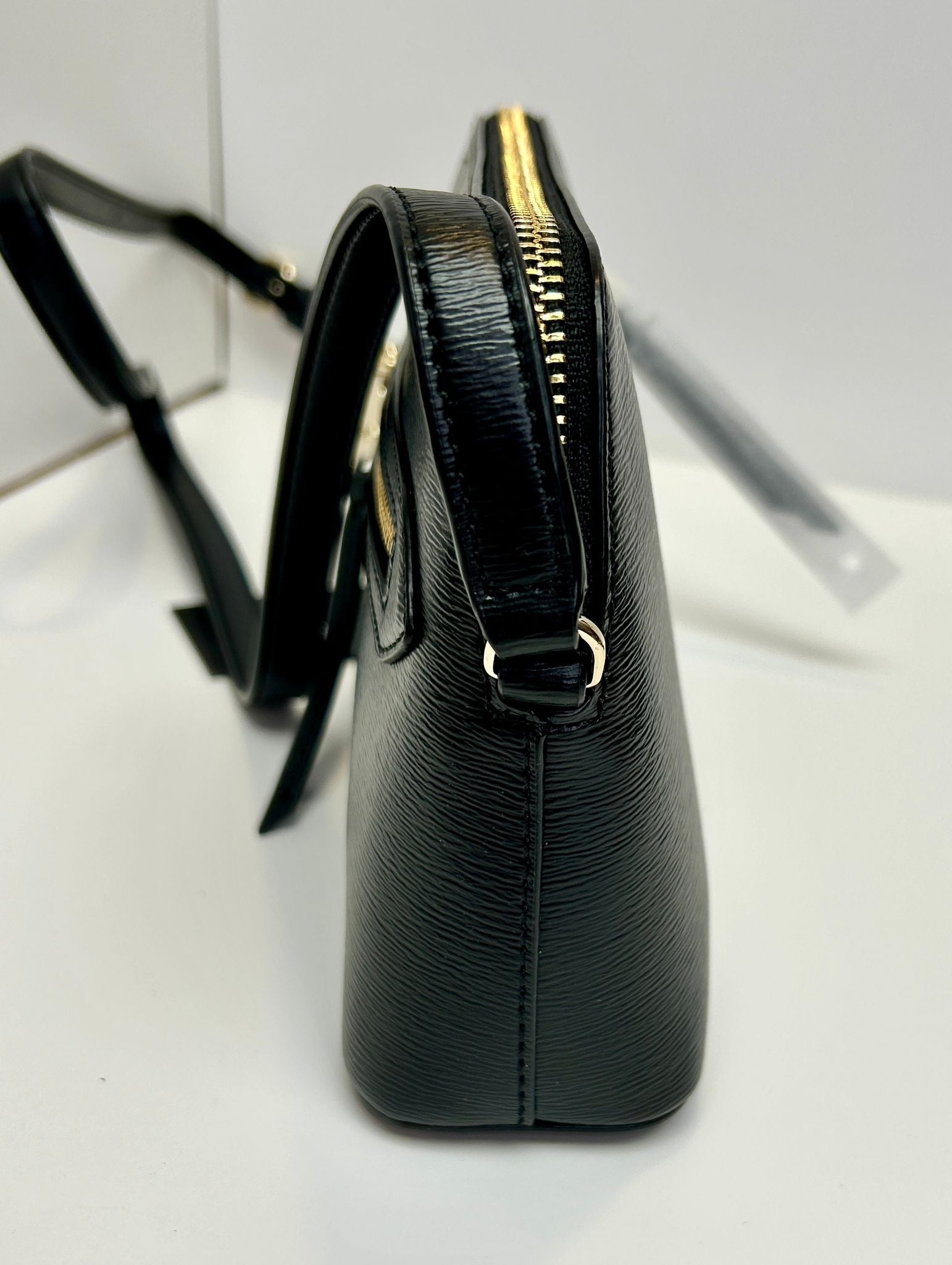 DKNY Women's Classic Chelsea Dome Cbody Crossbody