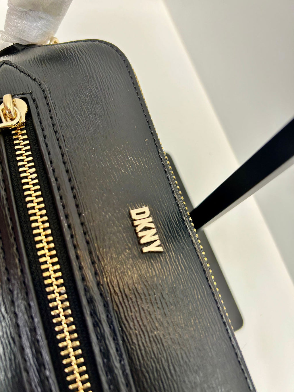 DKNY Women's Classic Chelsea Dome Cbody Crossbody
