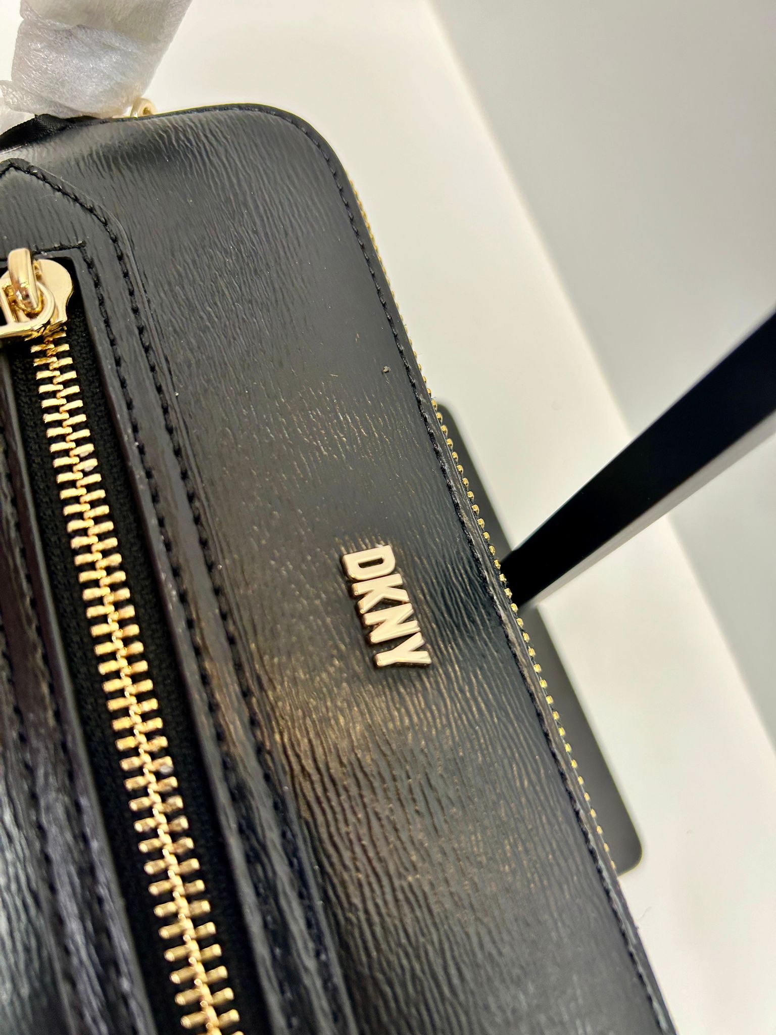 DKNY Women's Classic Chelsea Dome Cbody Crossbody