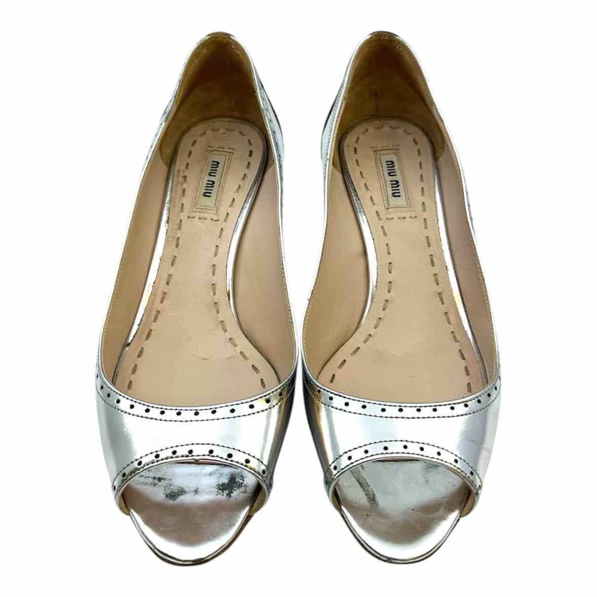 MIU MIU Size 8 Silver, Black Metallic Leather Solid Pumps