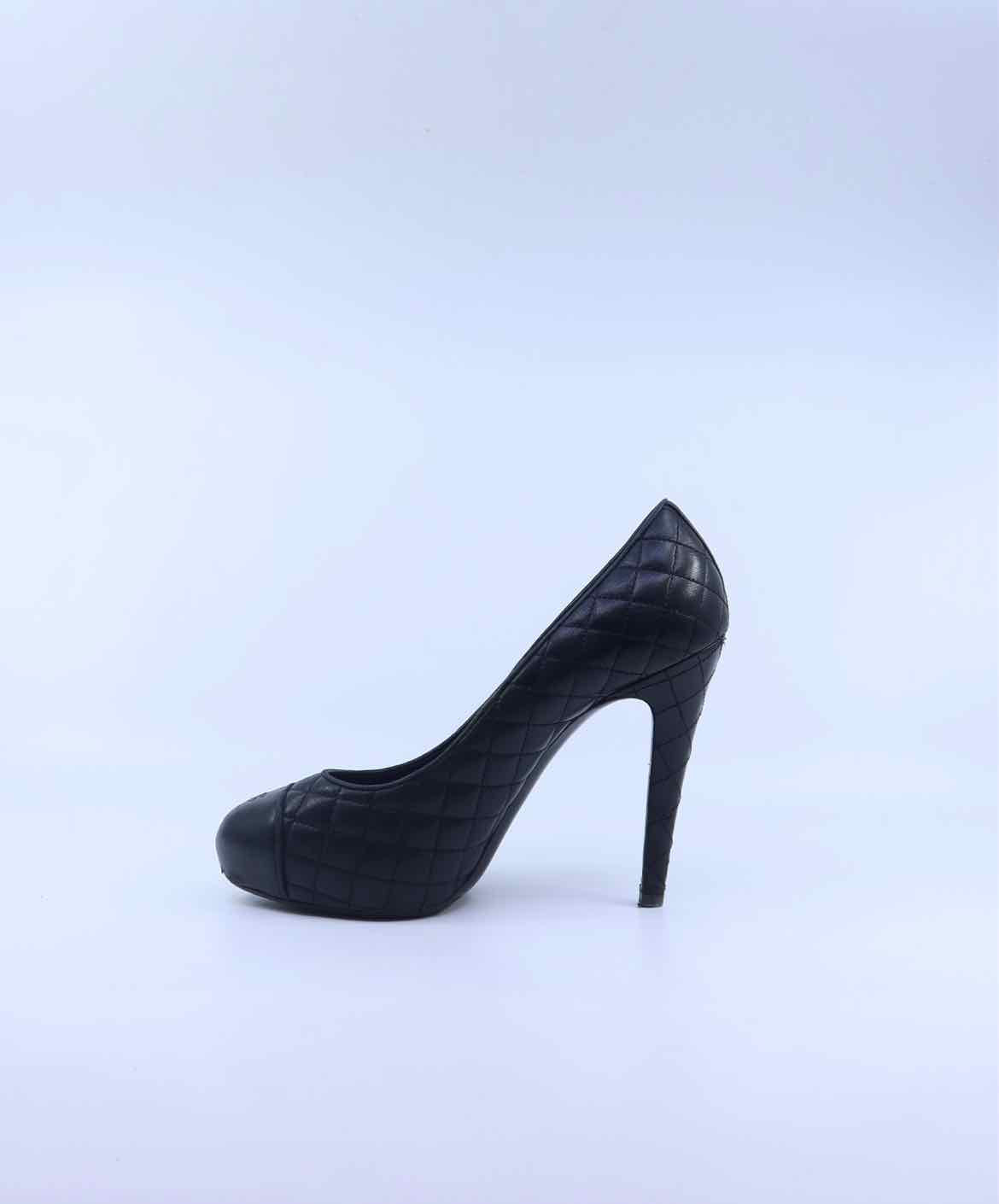 CHANEL Size 10.5 Black Leather Quilted Pumps