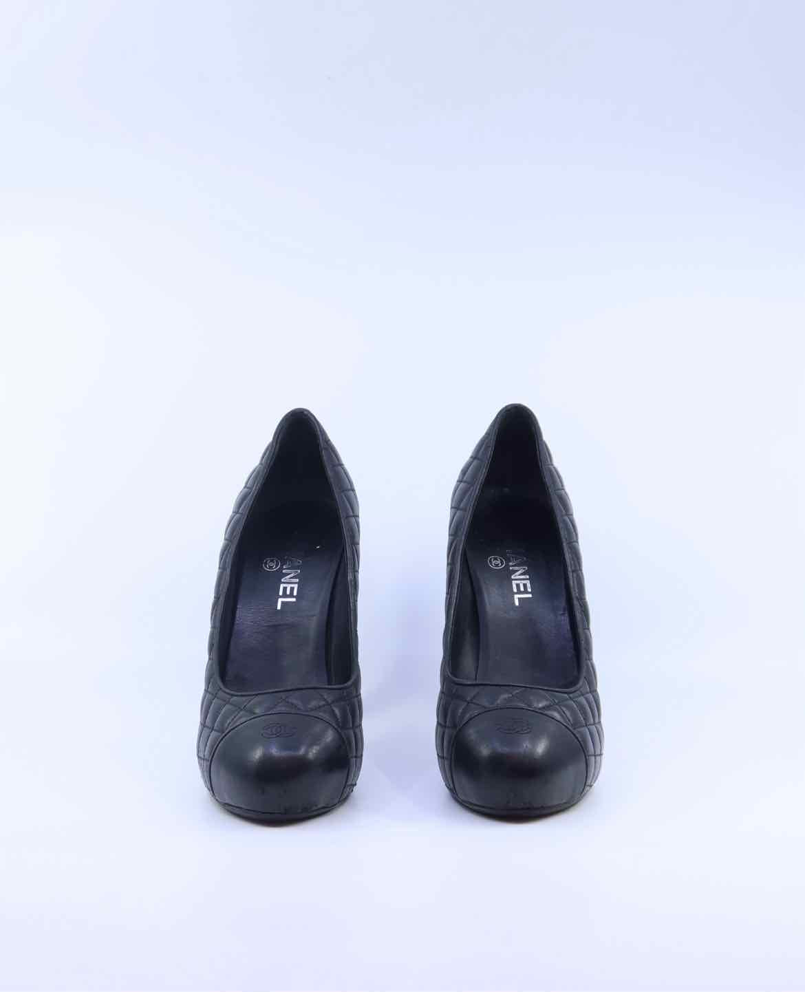 CHANEL Size 10.5 Black Leather Quilted Pumps
