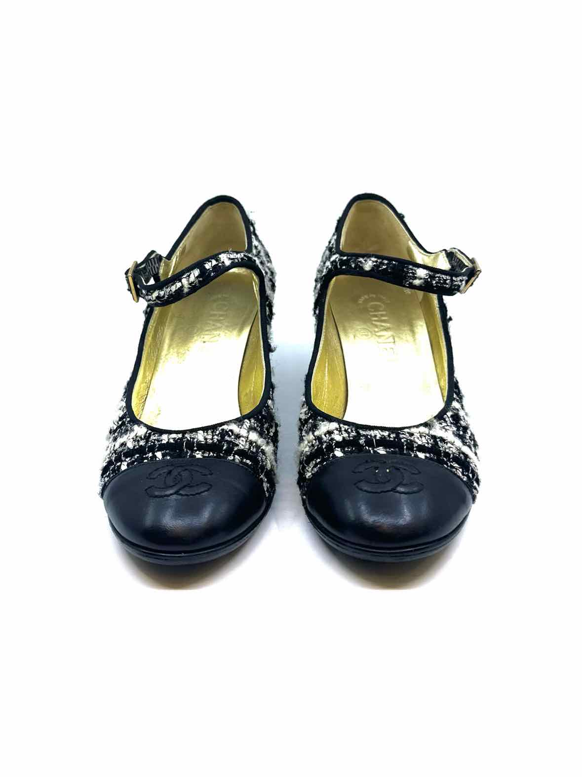 CHANEL Size 6.5 black, white Tweed Tweed Pumps