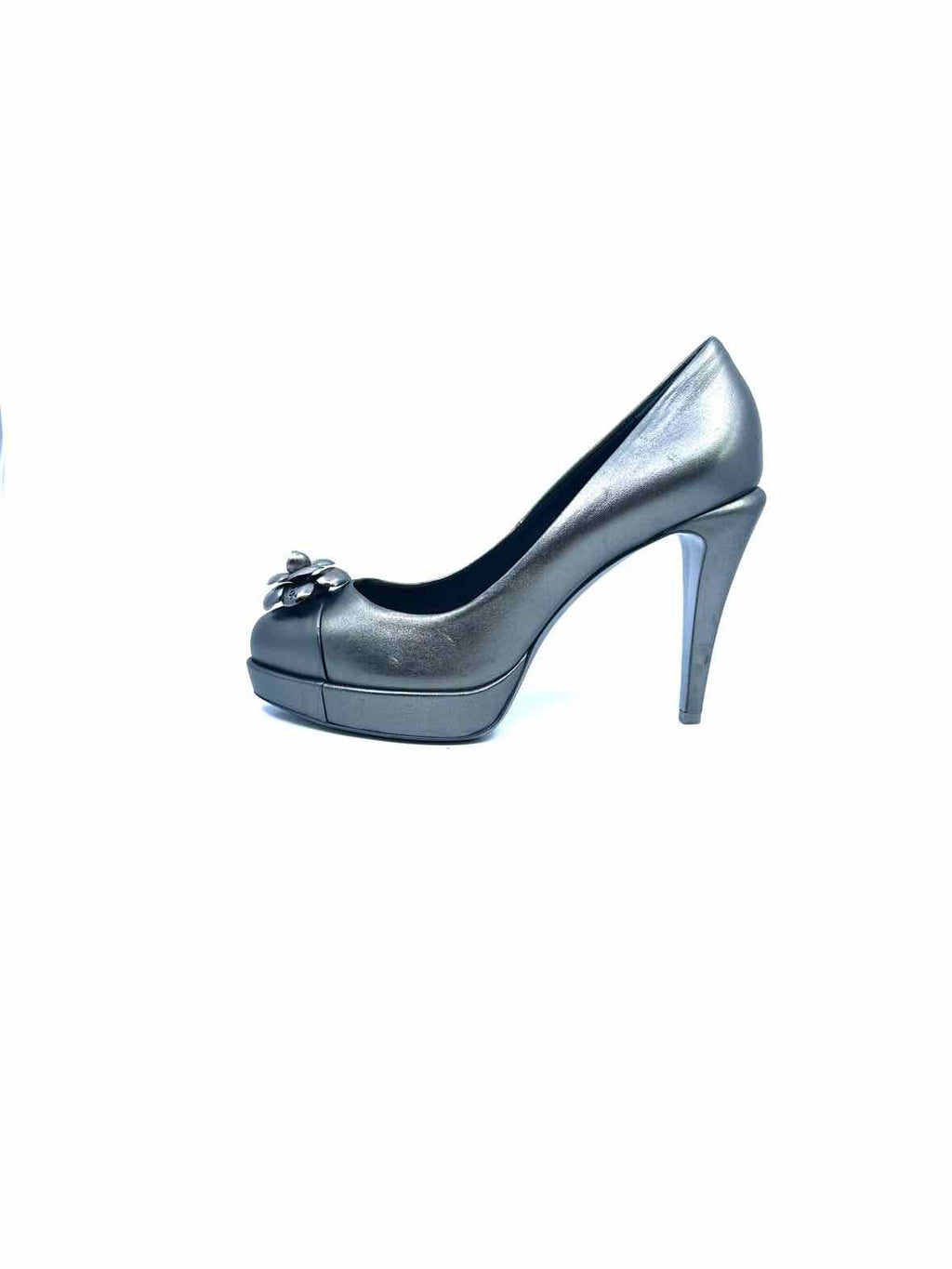CHANEL Size 8.5 Silver Metallic Leather Pumps